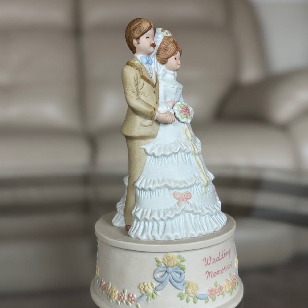 Vintage Wedding Memories Musical Figurine - Picture 4 of 6